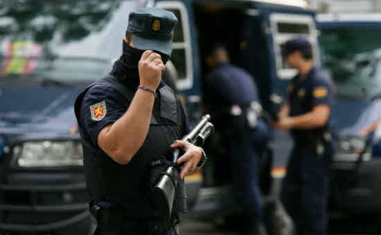 Agentes de la Policía Nacional. 