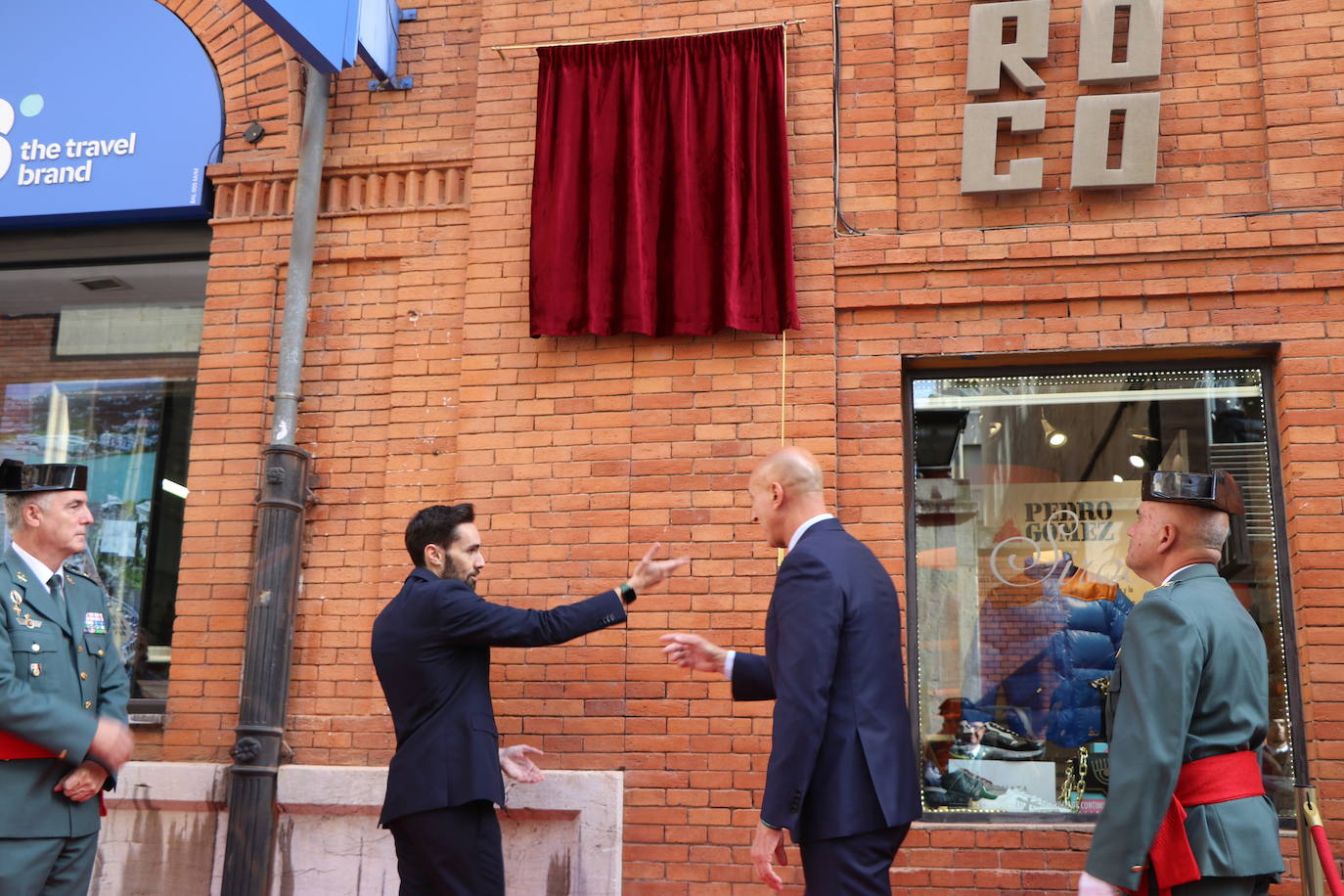 Fotos: Una placa para reconocer a la benemérita