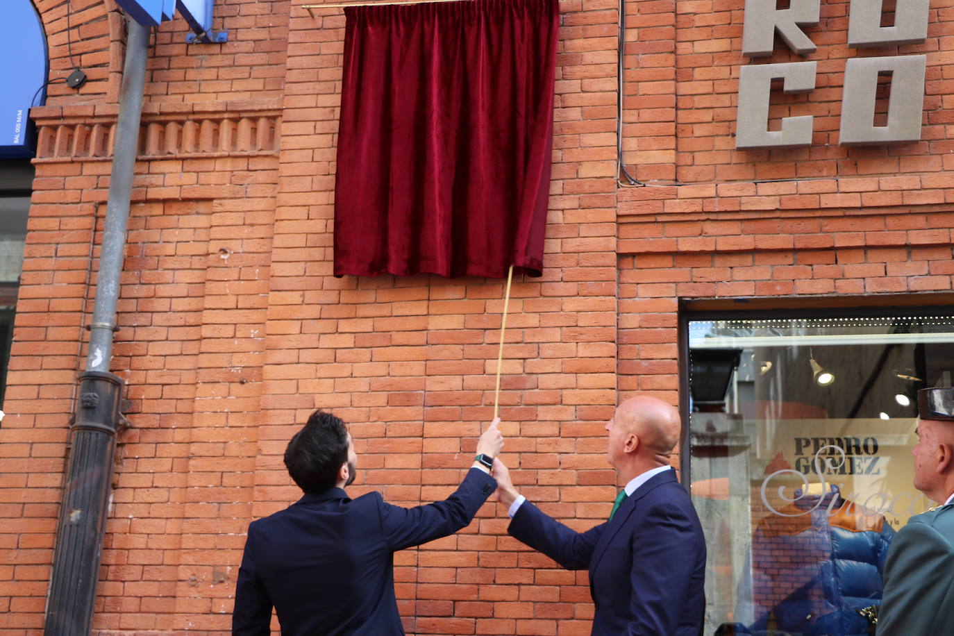 Fotos: Una placa para reconocer a la benemérita