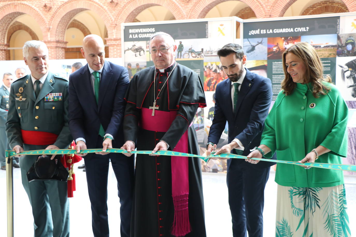 Fotos: Inauguración de la exposición de la Guardia Civil en León