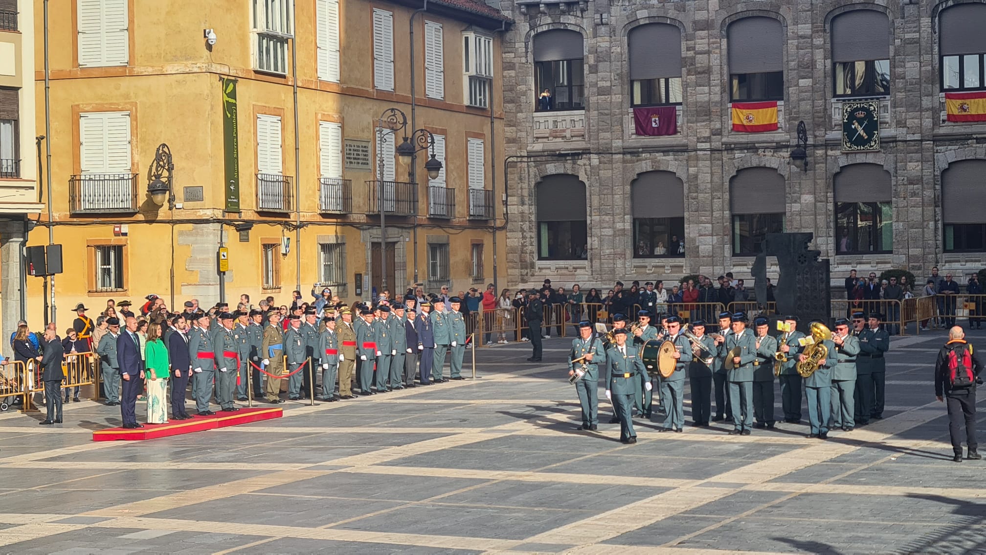 El solemne acto del izado de la bandera nacional en la plaza de Regla abre los actos conmemorativos de la patrona de la Guardia Civil, con León como foco central de los actos. Cientos de personas suman su presencia a la apertura de un intenso calendario de actividades. 