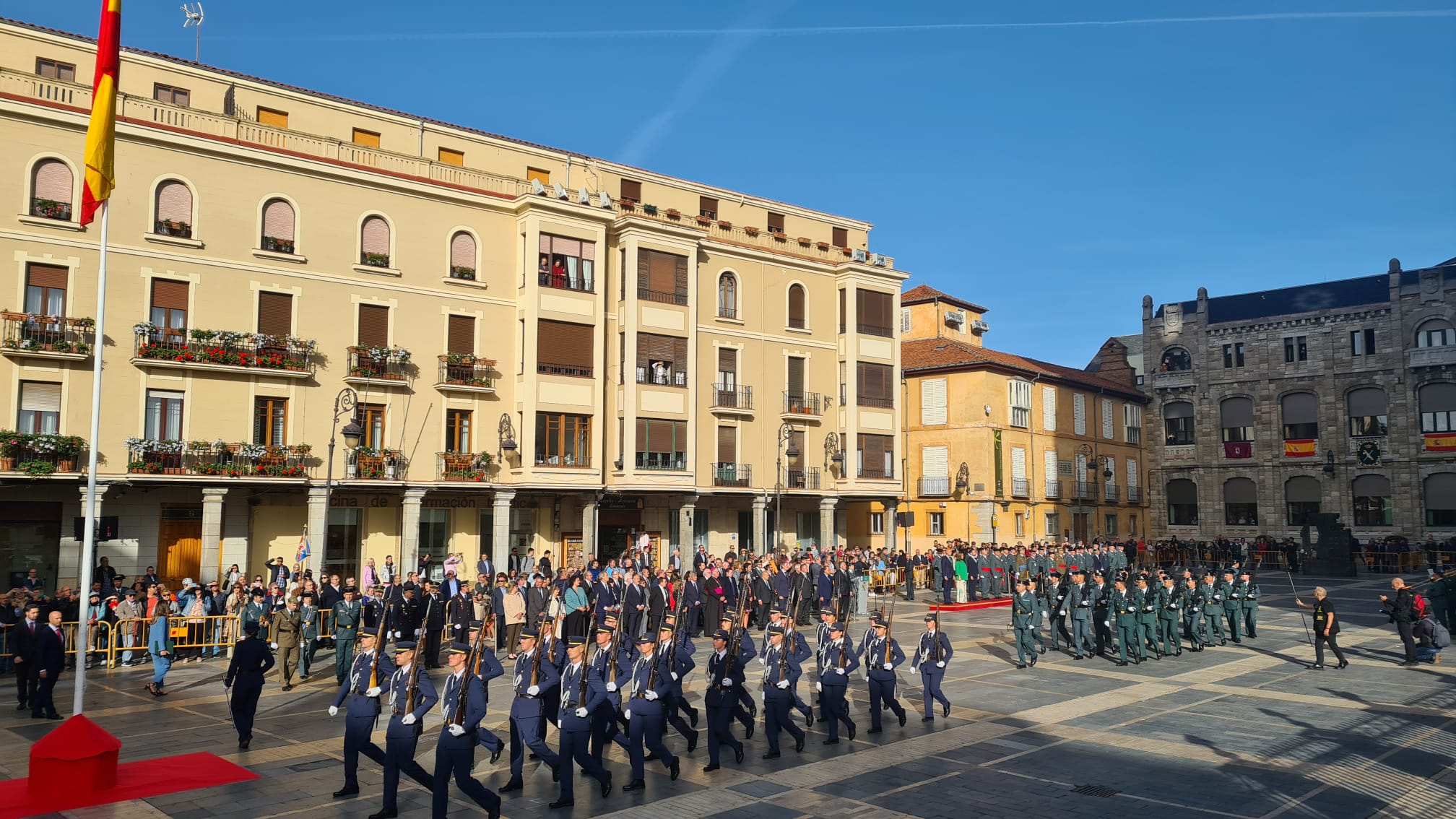 El solemne acto del izado de la bandera nacional en la plaza de Regla abre los actos conmemorativos de la patrona de la Guardia Civil, con León como foco central de los actos. Cientos de personas suman su presencia a la apertura de un intenso calendario de actividades. 