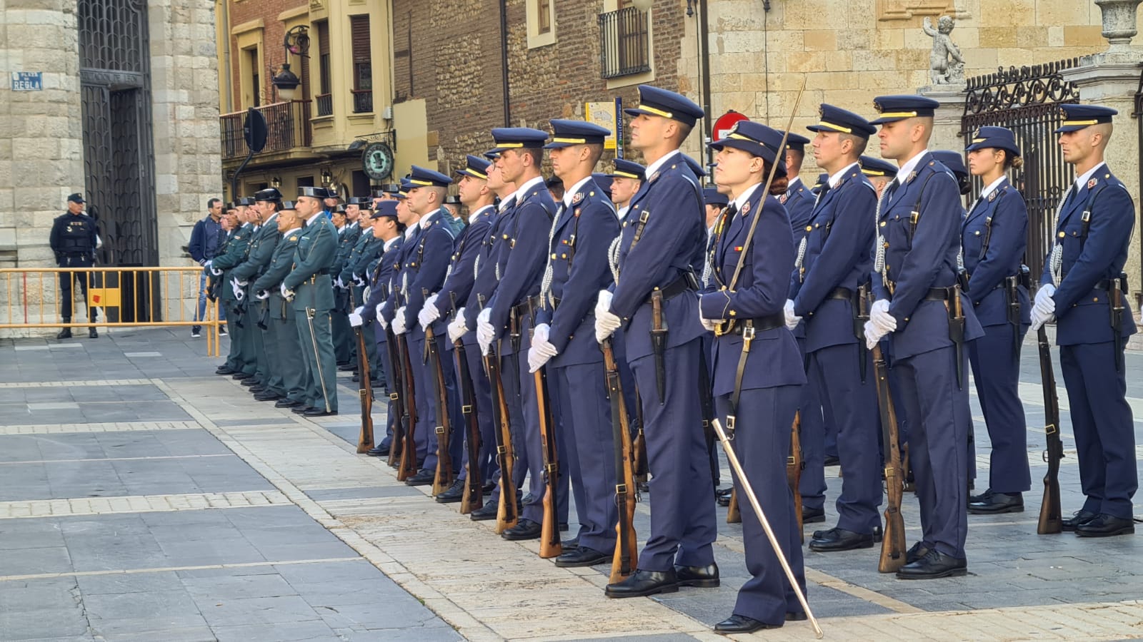 El solemne acto del izado de la bandera nacional en la plaza de Regla abre los actos conmemorativos de la patrona de la Guardia Civil, con León como foco central de los actos. Cientos de personas suman su presencia a la apertura de un intenso calendario de actividades. 