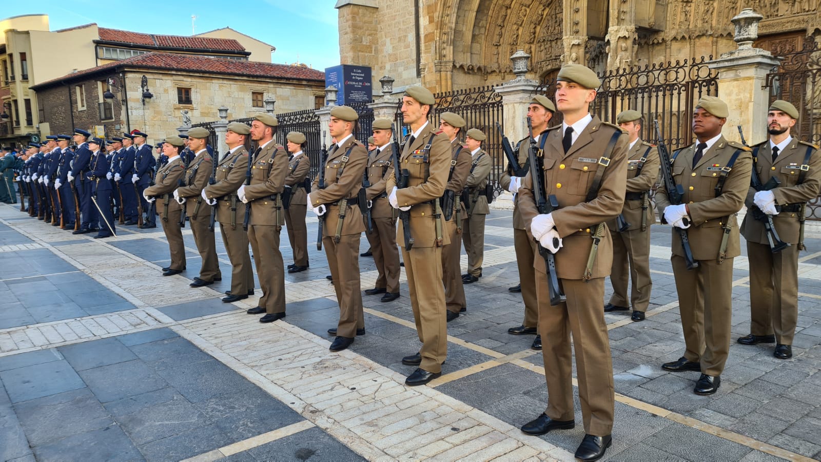 El solemne acto del izado de la bandera nacional en la plaza de Regla abre los actos conmemorativos de la patrona de la Guardia Civil, con León como foco central de los actos. Cientos de personas suman su presencia a la apertura de un intenso calendario de actividades. 