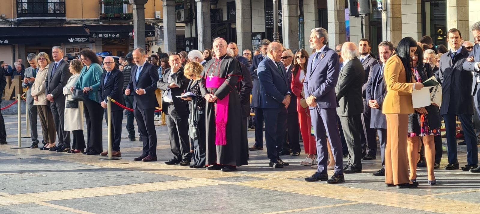 El solemne acto del izado de la bandera nacional en la plaza de Regla abre los actos conmemorativos de la patrona de la Guardia Civil, con León como foco central de los actos. Cientos de personas suman su presencia a la apertura de un intenso calendario de actividades. 