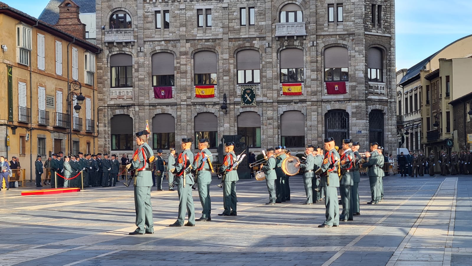 El solemne acto del izado de la bandera nacional en la plaza de Regla abre los actos conmemorativos de la patrona de la Guardia Civil, con León como foco central de los actos. Cientos de personas suman su presencia a la apertura de un intenso calendario de actividades. 