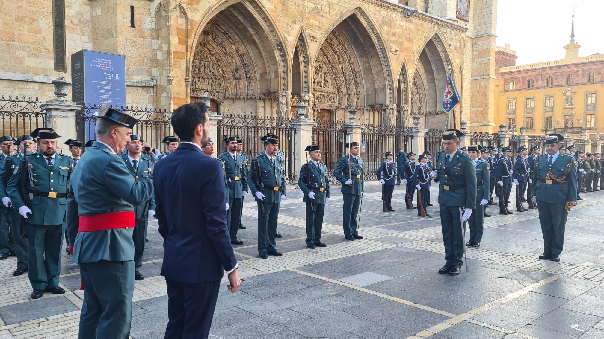 El solemne acto del izado de la bandera nacional en la plaza de Regla abre los actos conmemorativos de la patrona de la Guardia Civil, con León como foco central de los actos. Cientos de personas suman su presencia a la apertura de un intenso calendario de actividades. 