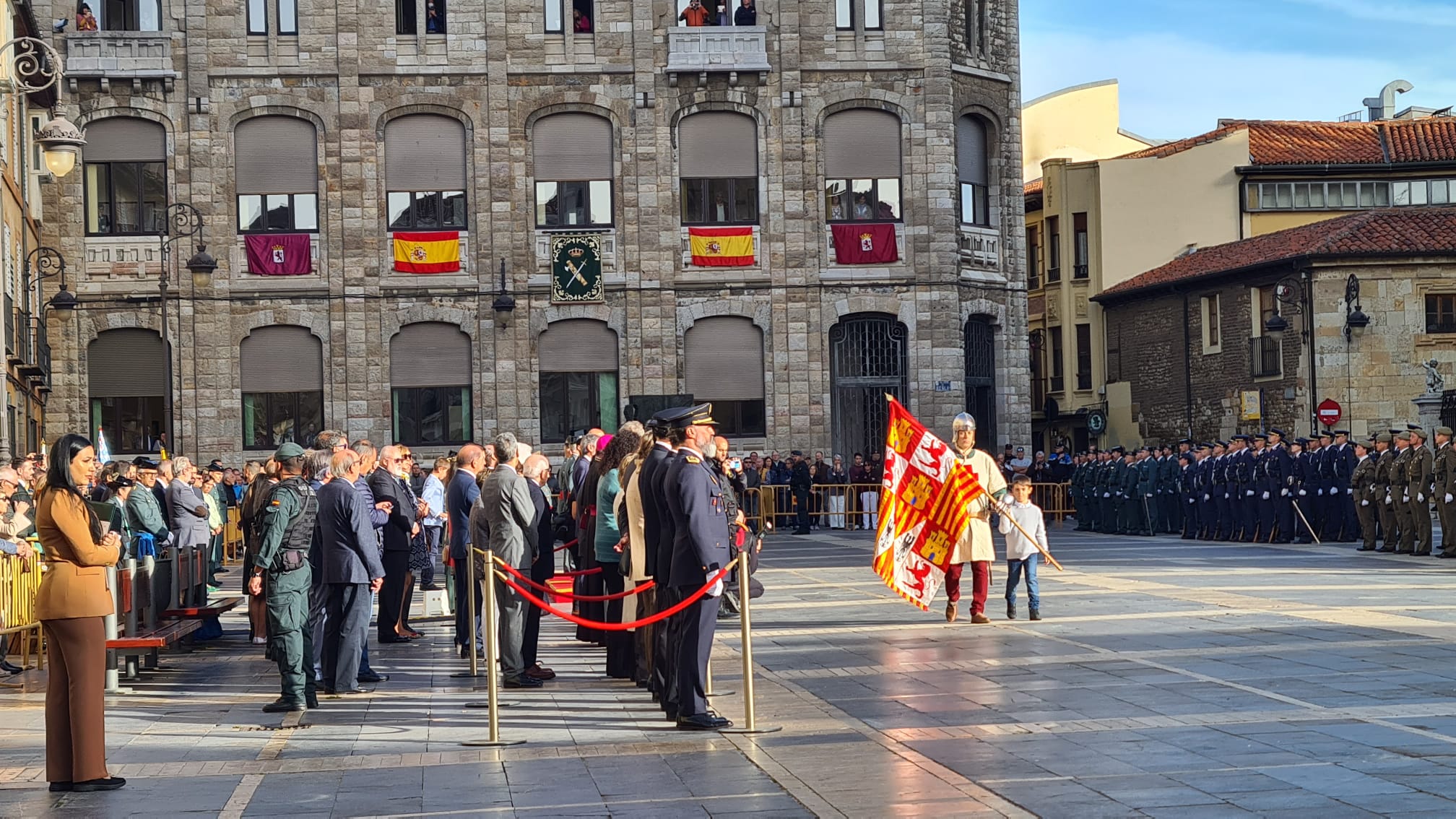 El solemne acto del izado de la bandera nacional en la plaza de Regla abre los actos conmemorativos de la patrona de la Guardia Civil, con León como foco central de los actos. Cientos de personas suman su presencia a la apertura de un intenso calendario de actividades. 