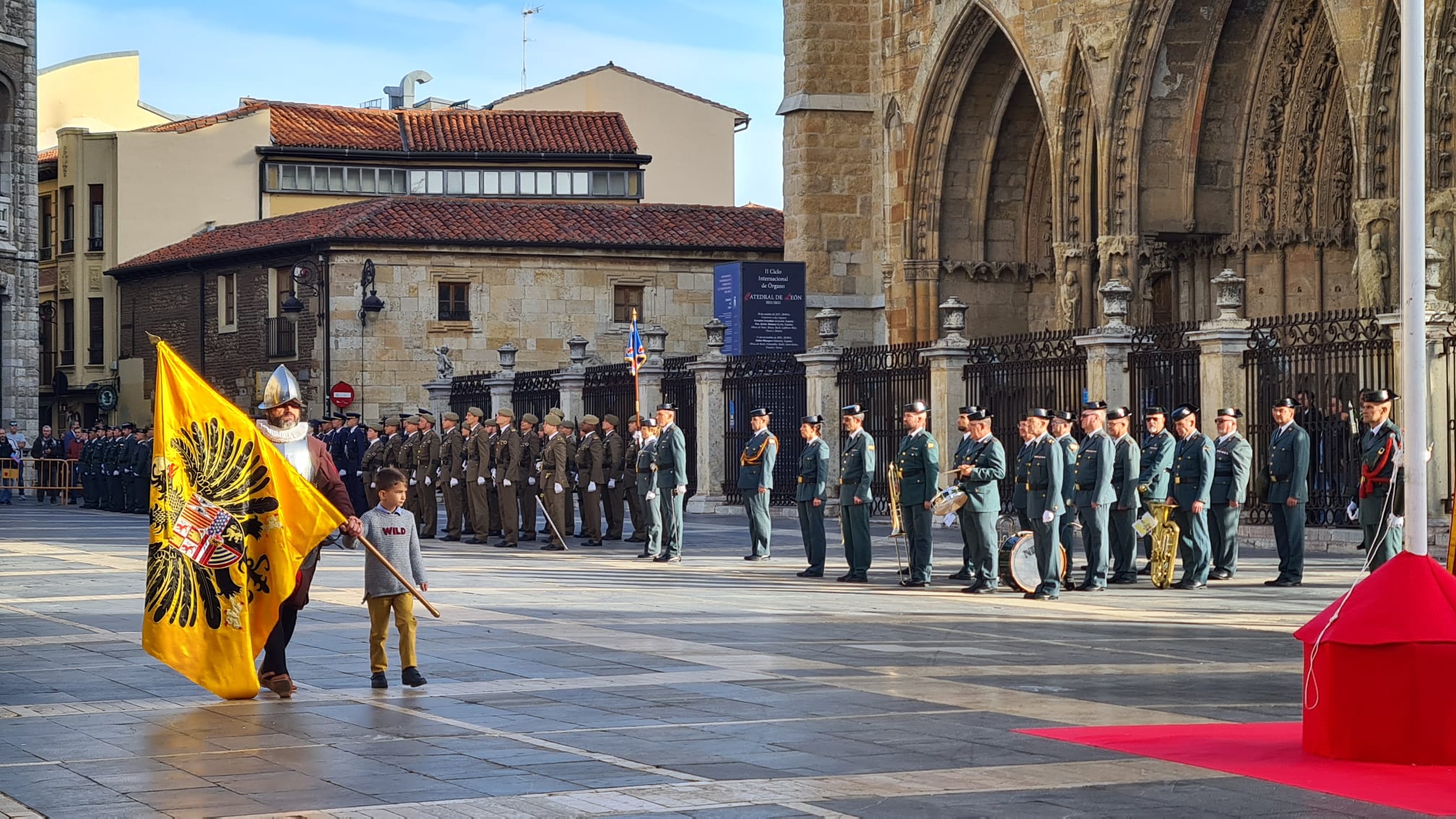 El solemne acto del izado de la bandera nacional en la plaza de Regla abre los actos conmemorativos de la patrona de la Guardia Civil, con León como foco central de los actos. Cientos de personas suman su presencia a la apertura de un intenso calendario de actividades. 