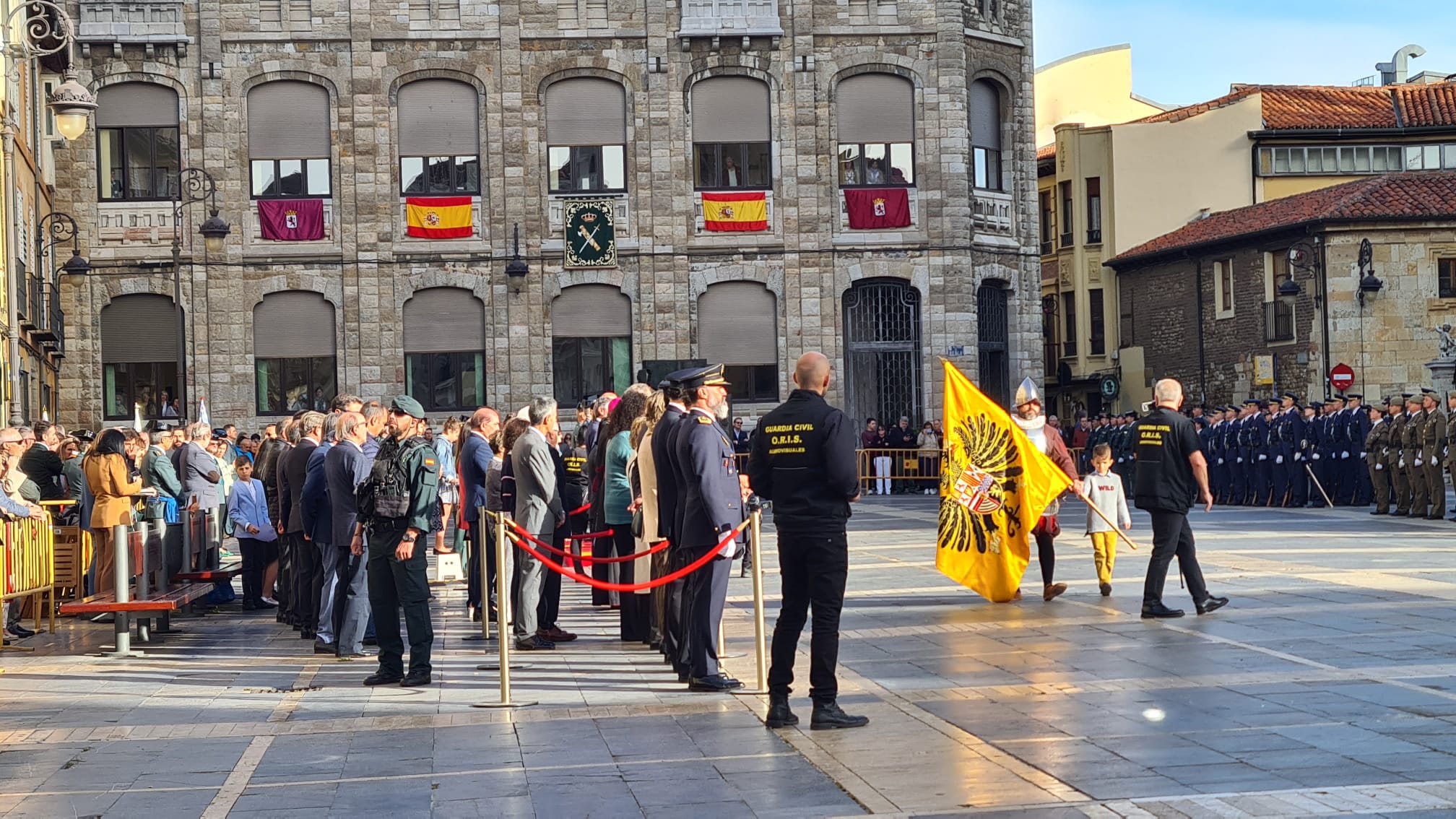 El solemne acto del izado de la bandera nacional en la plaza de Regla abre los actos conmemorativos de la patrona de la Guardia Civil, con León como foco central de los actos. Cientos de personas suman su presencia a la apertura de un intenso calendario de actividades. 