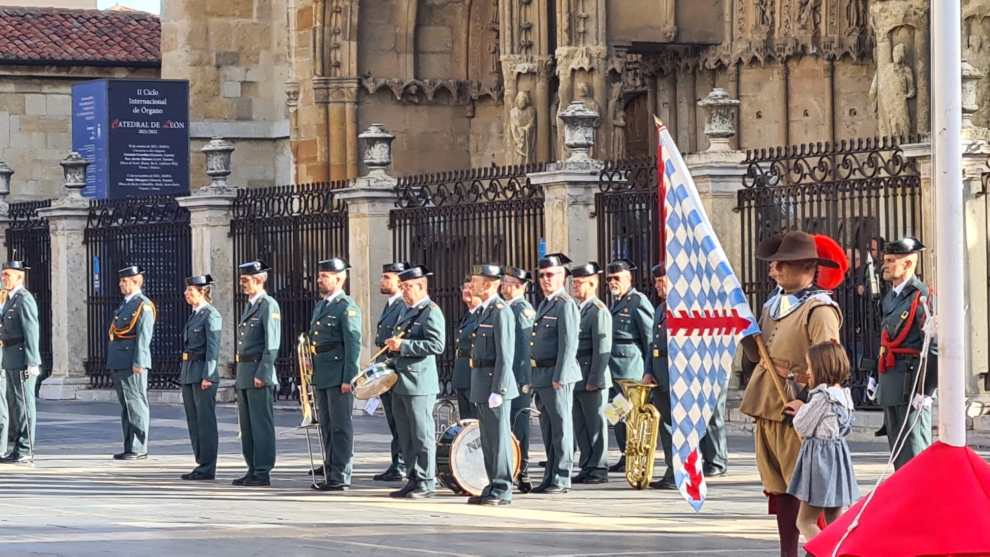 El solemne acto del izado de la bandera nacional en la plaza de Regla abre los actos conmemorativos de la patrona de la Guardia Civil, con León como foco central de los actos. Cientos de personas suman su presencia a la apertura de un intenso calendario de actividades. 