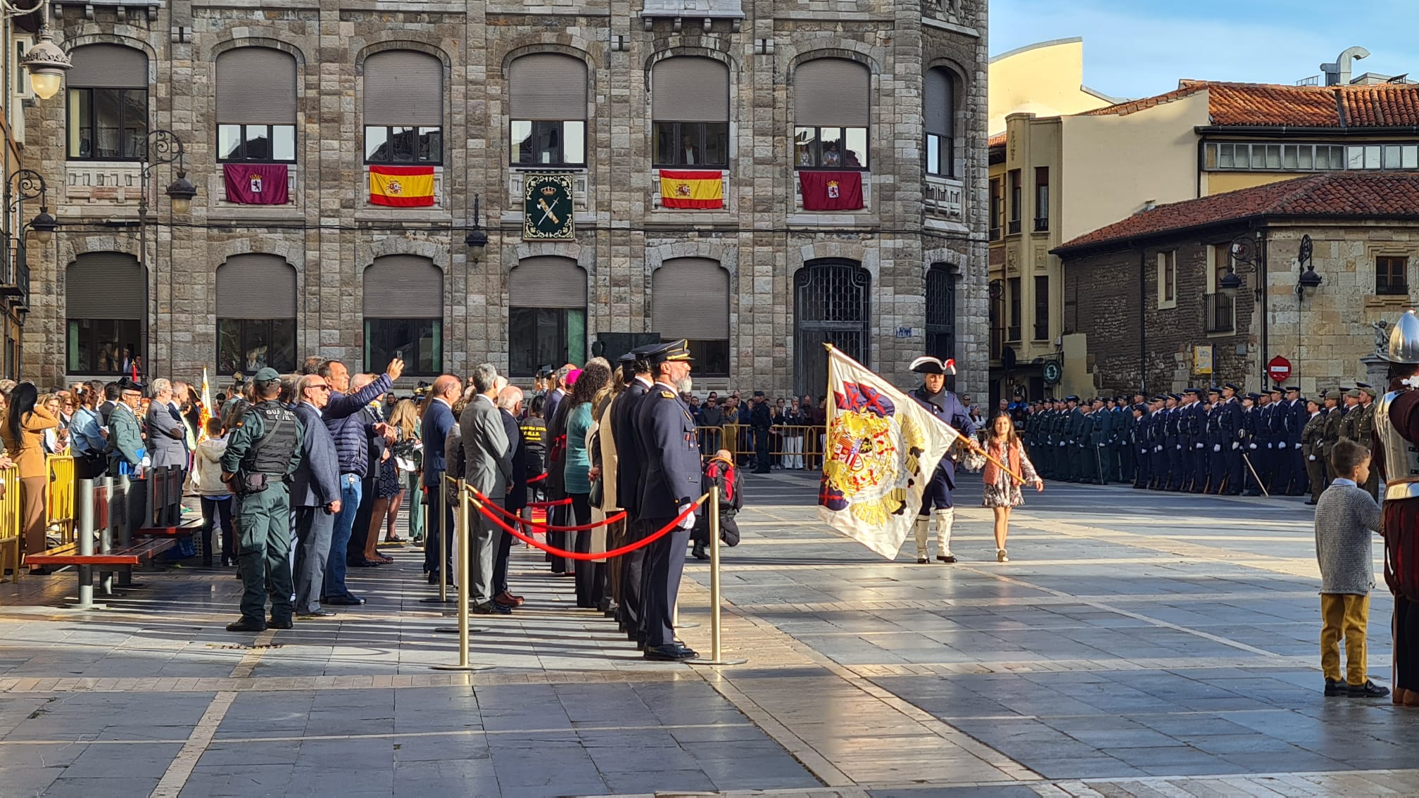 El solemne acto del izado de la bandera nacional en la plaza de Regla abre los actos conmemorativos de la patrona de la Guardia Civil, con León como foco central de los actos. Cientos de personas suman su presencia a la apertura de un intenso calendario de actividades. 