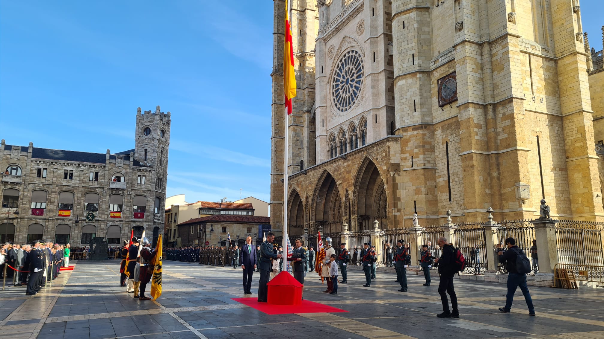 El solemne acto del izado de la bandera nacional en la plaza de Regla abre los actos conmemorativos de la patrona de la Guardia Civil, con León como foco central de los actos. Cientos de personas suman su presencia a la apertura de un intenso calendario de actividades. 