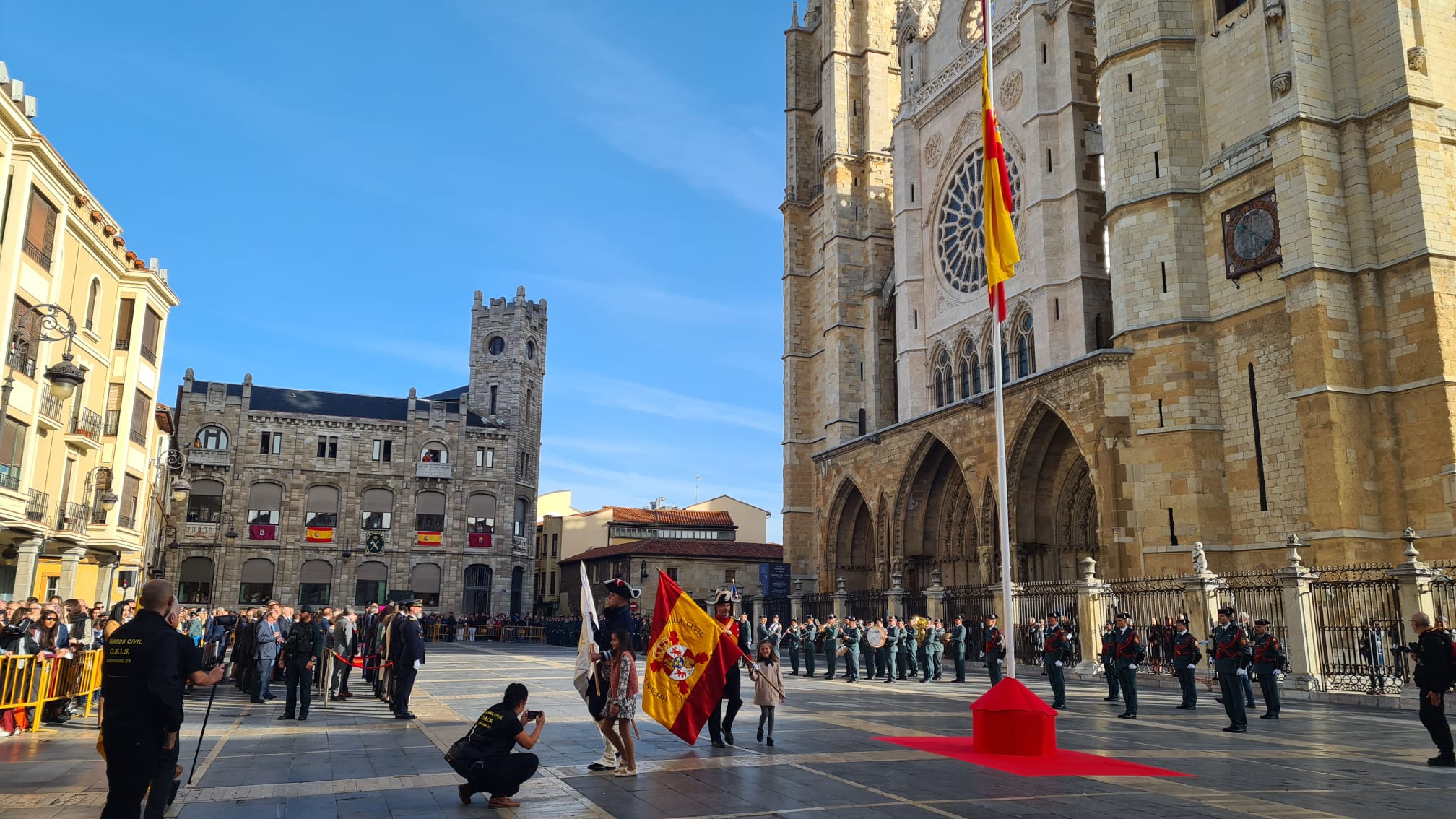 El solemne acto del izado de la bandera nacional en la plaza de Regla abre los actos conmemorativos de la patrona de la Guardia Civil, con León como foco central de los actos. Cientos de personas suman su presencia a la apertura de un intenso calendario de actividades. 