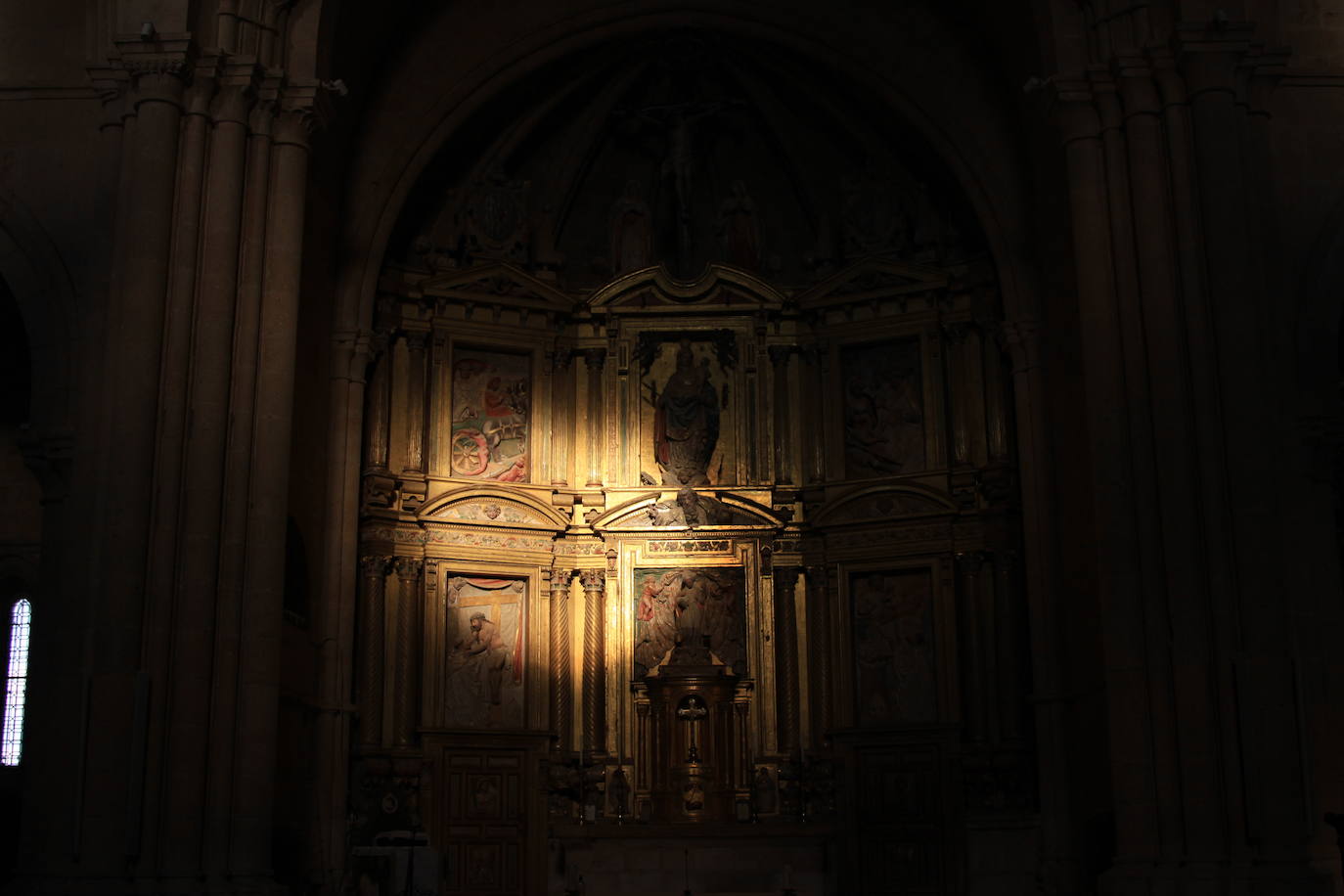 La luz del sol iluminando las escenas del retablo del Monasterio de Sandoval.