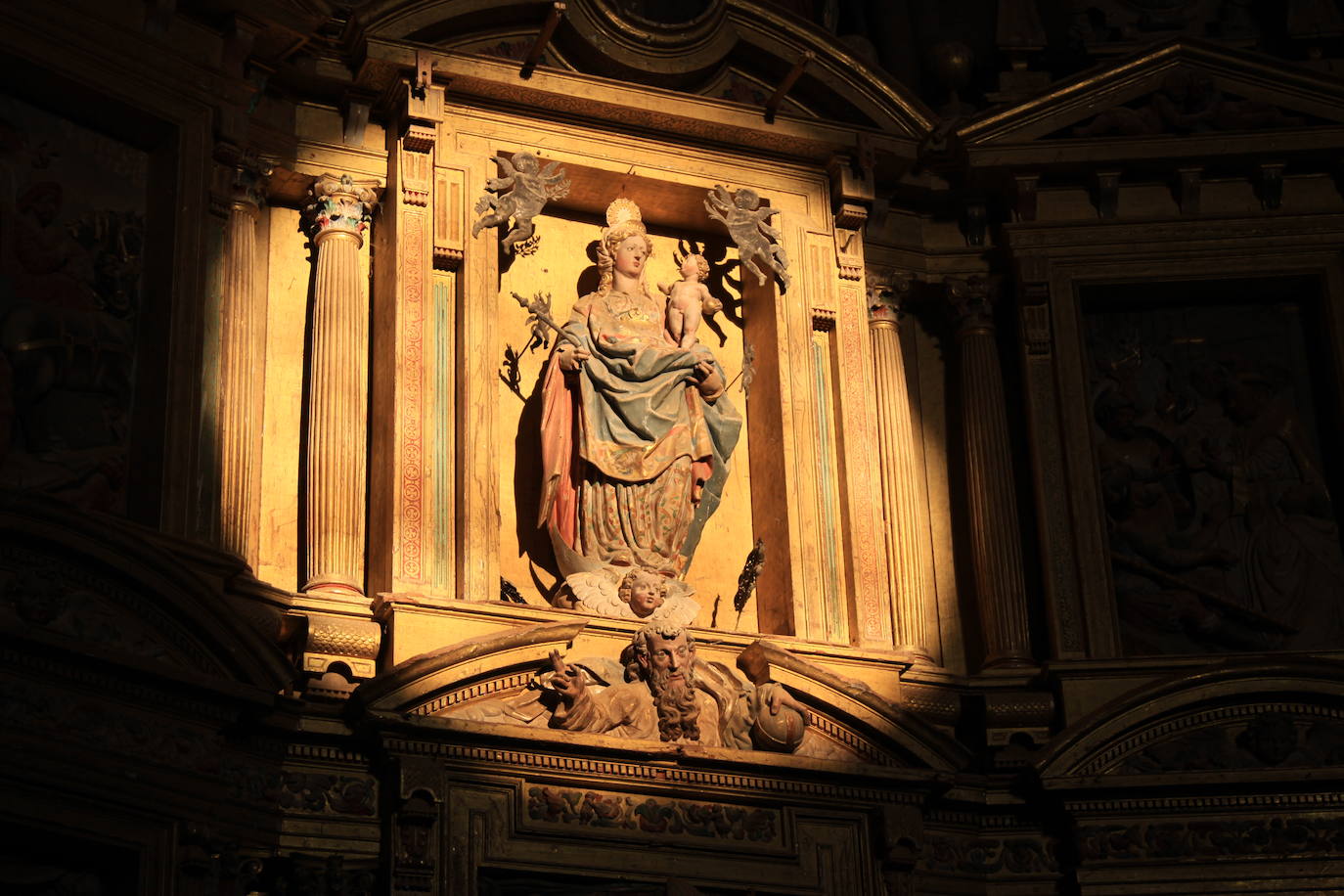 La luz del sol iluminando las escenas del retablo del Monasterio de Sandoval.