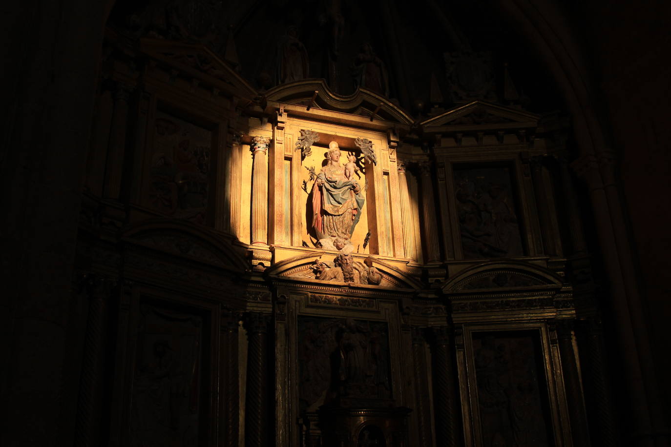 La luz del sol iluminando las escenas del retablo del Monasterio de Sandoval.