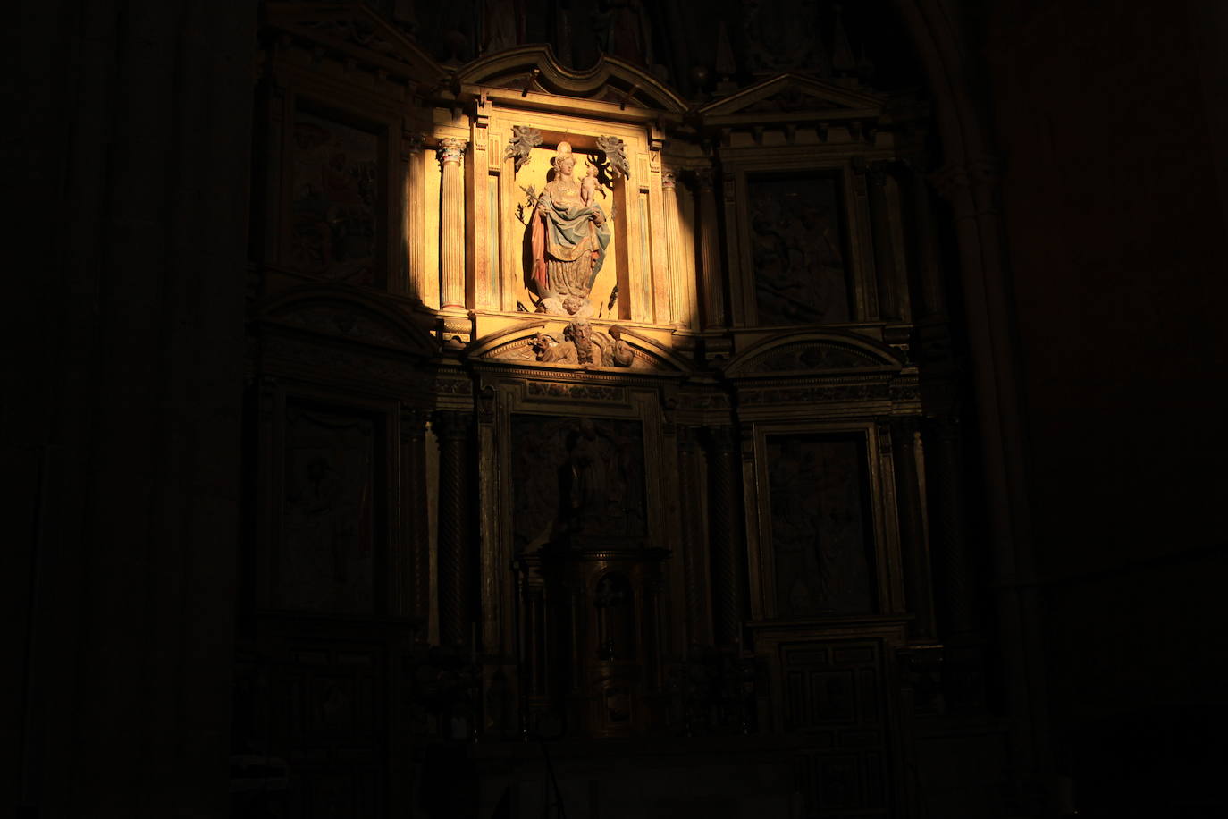 La luz del sol iluminando las escenas del retablo del Monasterio de Sandoval.