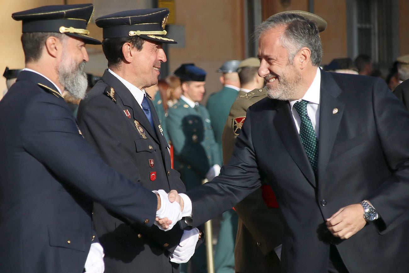 El solemne acto del izado de la bandera nacional en la plaza de Regla abre los actos conmemorativos de la patrona de la Guardia Civil, con León como foco central de los actos. Cientos de personas suman su presencia a la apertura de un intenso calendario de actividades. 