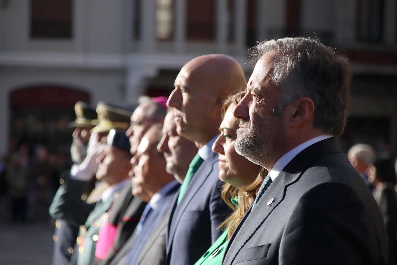 El solemne acto del izado de la bandera nacional en la plaza de Regla abre los actos conmemorativos de la patrona de la Guardia Civil, con León como foco central de los actos. Cientos de personas suman su presencia a la apertura de un intenso calendario de actividades. 