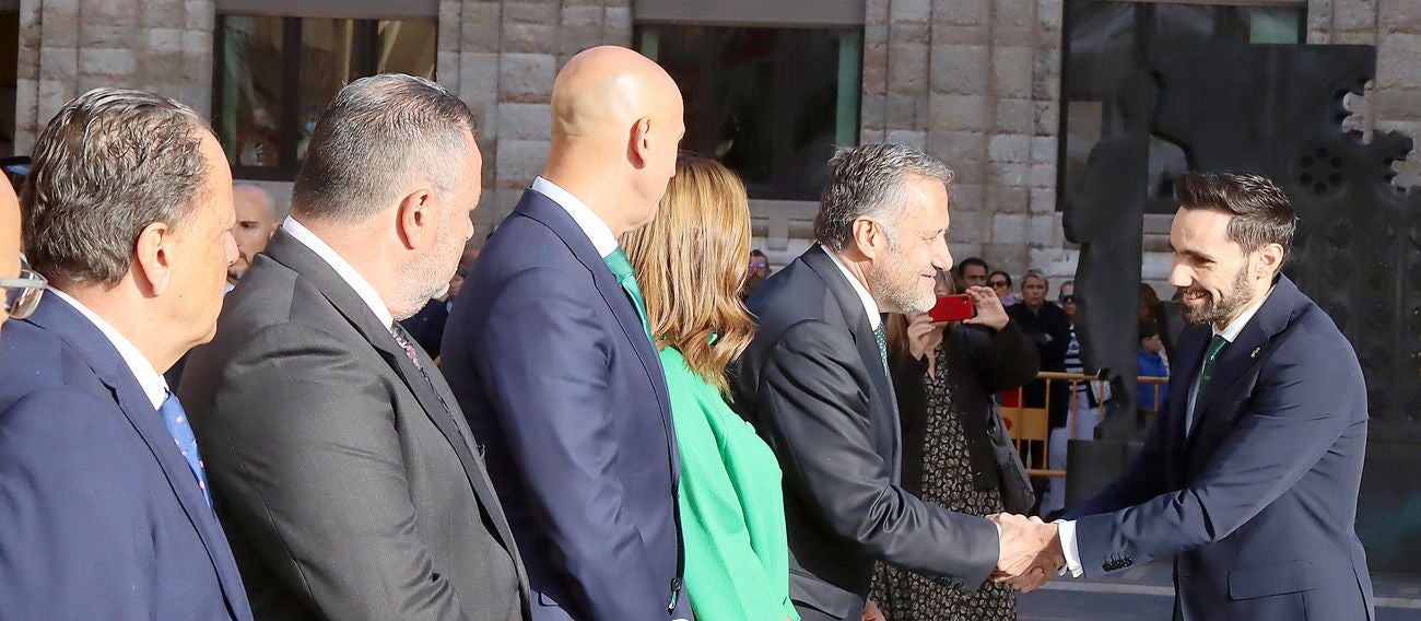 El solemne acto del izado de la bandera nacional en la plaza de Regla abre los actos conmemorativos de la patrona de la Guardia Civil, con León como foco central de los actos. Cientos de personas suman su presencia a la apertura de un intenso calendario de actividades. 