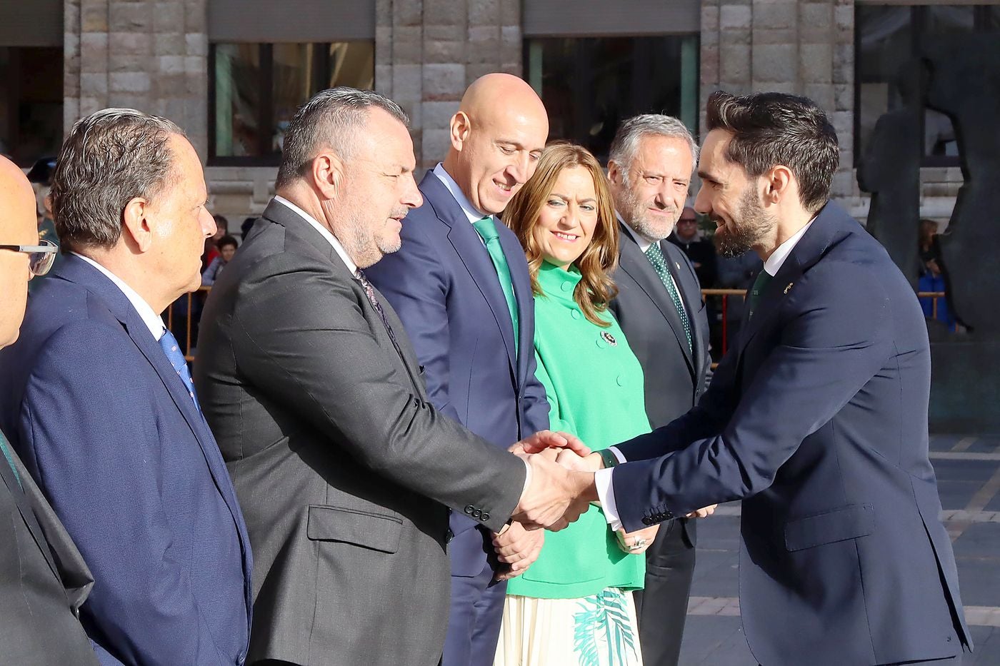 El solemne acto del izado de la bandera nacional en la plaza de Regla abre los actos conmemorativos de la patrona de la Guardia Civil, con León como foco central de los actos. Cientos de personas suman su presencia a la apertura de un intenso calendario de actividades. 