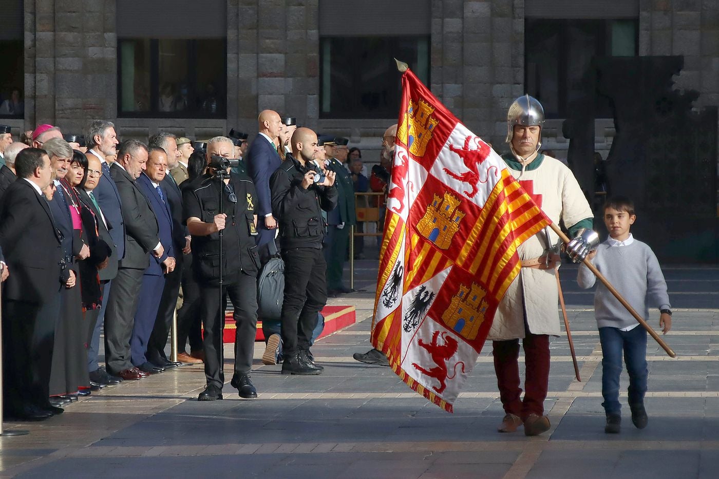 El solemne acto del izado de la bandera nacional en la plaza de Regla abre los actos conmemorativos de la patrona de la Guardia Civil, con León como foco central de los actos. Cientos de personas suman su presencia a la apertura de un intenso calendario de actividades. 