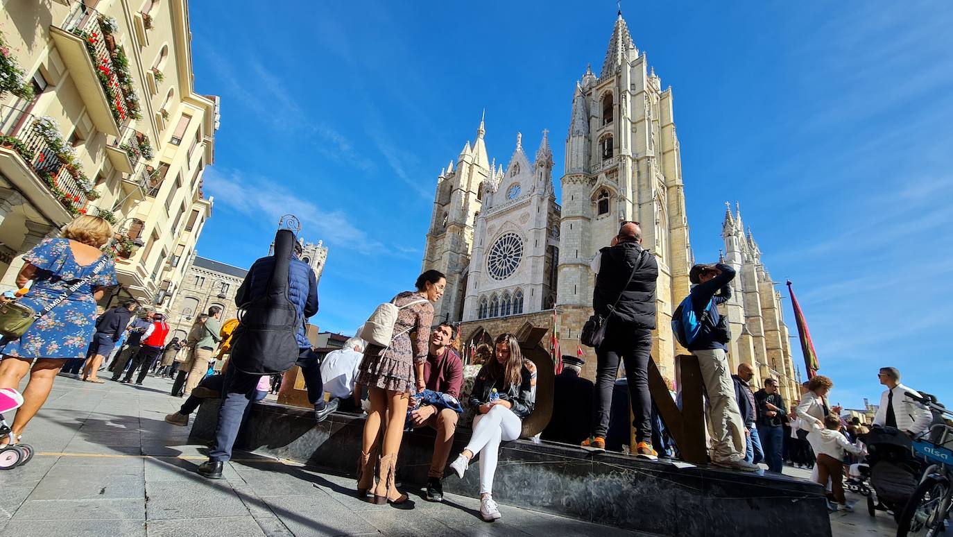 El resumen visual de la jornada de San Froilán en 60 imágenes a pide de calle. León se deja ver abarrotado en la antesala de una nueva cita tradicional, en esta ocasión en el alfoz de la capital. 