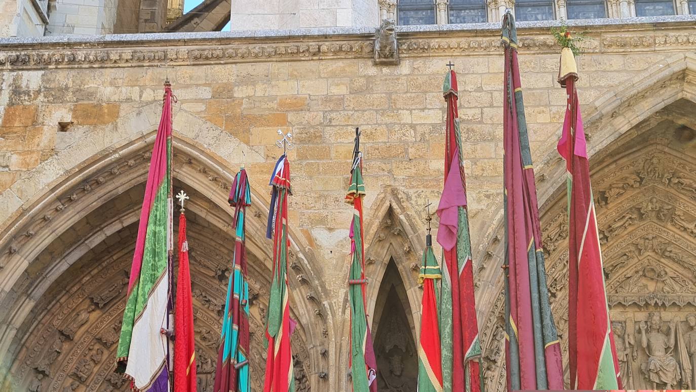 El resumen visual de la jornada de San Froilán en 60 imágenes a pide de calle. León se deja ver abarrotado en la antesala de una nueva cita tradicional, en esta ocasión en el alfoz de la capital. 