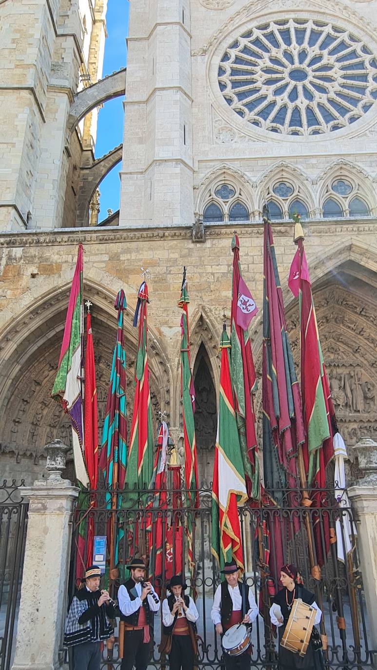 El resumen visual de la jornada de San Froilán en 60 imágenes a pide de calle. León se deja ver abarrotado en la antesala de una nueva cita tradicional, en esta ocasión en el alfoz de la capital. 