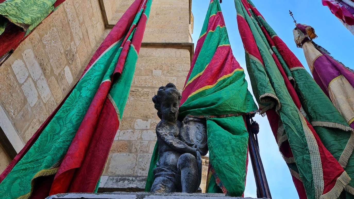 El resumen visual de la jornada de San Froilán en 60 imágenes a pide de calle. León se deja ver abarrotado en la antesala de una nueva cita tradicional, en esta ocasión en el alfoz de la capital. 