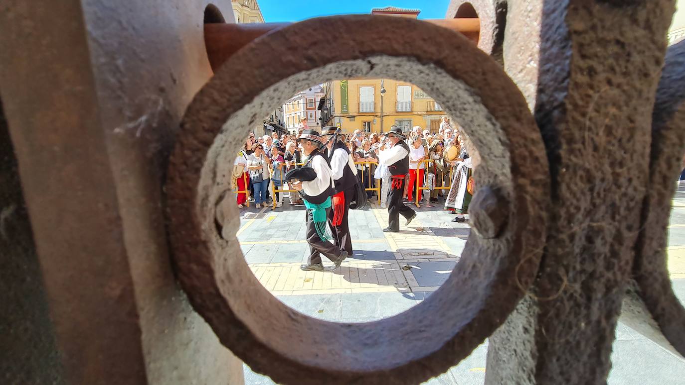 El resumen visual de la jornada de San Froilán en 60 imágenes a pide de calle. León se deja ver abarrotado en la antesala de una nueva cita tradicional, en esta ocasión en el alfoz de la capital. 