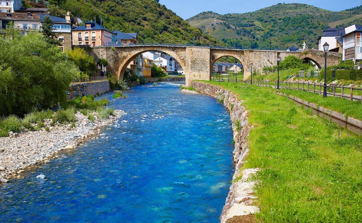 El río Burbia a su paso por Villafranca del Bierzo.