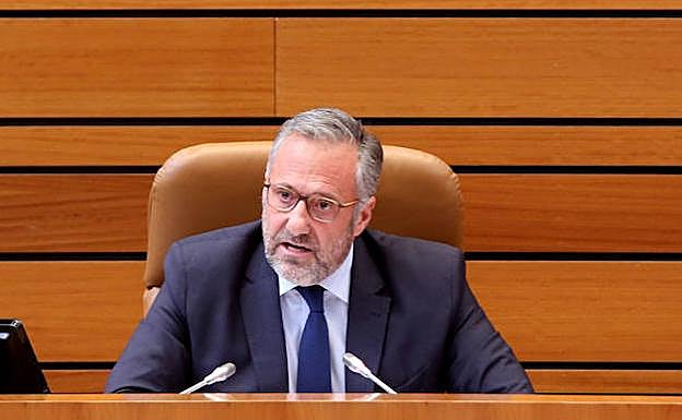 Pollán pide a los procuradores «educación y respeto» y desterrar «provocaciones y descalificaciones» en las Cortes