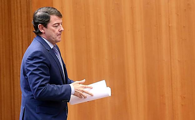 El presidente de la Junta de Castilla y León, Alfonso Fernández Mañueco, comparece a petición propia ante el pleno de las Cortes de Castilla y León para informar sobre la campaña contra incendios forestales 2022.