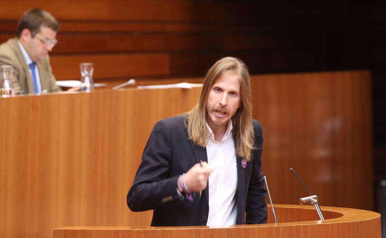 El procurador de Podemo, Pablo Fernández, tras intervenir en el Pleno. 