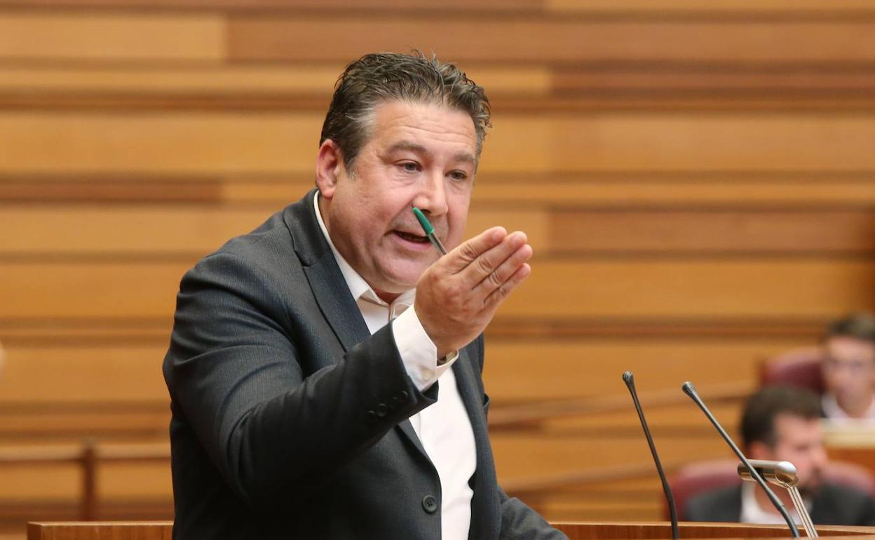 El portavoz de la Unión del Pueblo Leonés, Luis Mariano Santos, durante su intervención en el Pleno. 