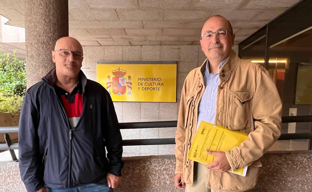 El presidente de la Fraternidad Internacional del Camino, Juan Carlos Pérez, a la derecha junto al historiador J. Montañés tras la reunión con Subdirección General de Gestión y Coordinación de los Bienes Culturales. 