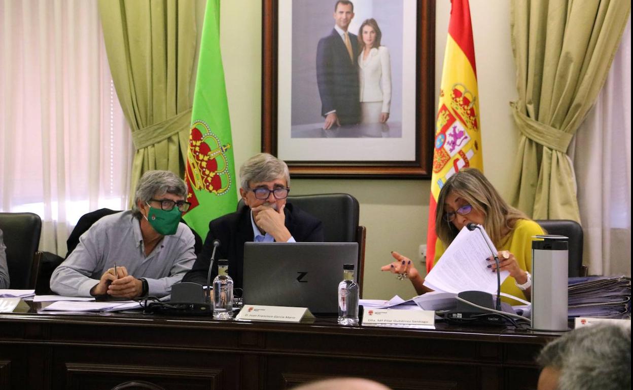 El Consejo de Gobierno de la Universidad de León reunido esta mañana en la Sala de Juntas del Rectorado. 