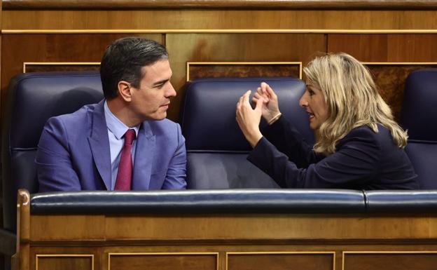 El presidente del Gobierno, Pedro Sánchez, y la vicepresidenta, Yolanda Díaz, en un pleno del Congreso.