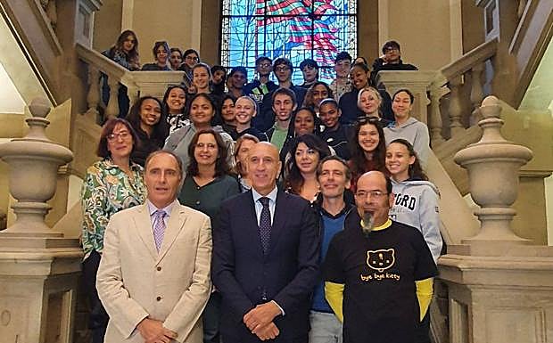 El alcalde de León recibe a los Erasmus de Isla de Reunión e Italia.