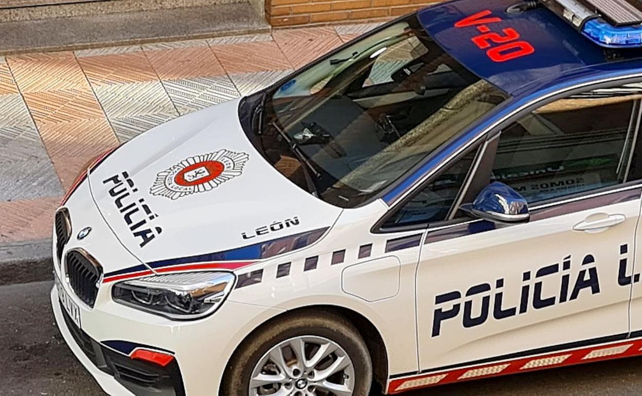 Vehículo de la Policía Local estacionado en una calle de León.