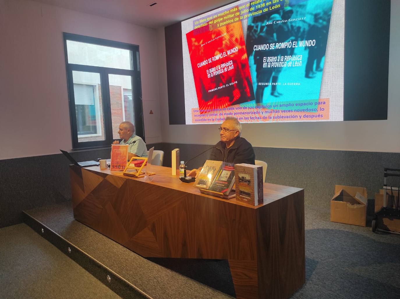 Una treintena de personas acudieron durante la tarde de este martes a la presentación de la obra de José Cabaás González en el Instituto Leonés de Cultura (ILC).