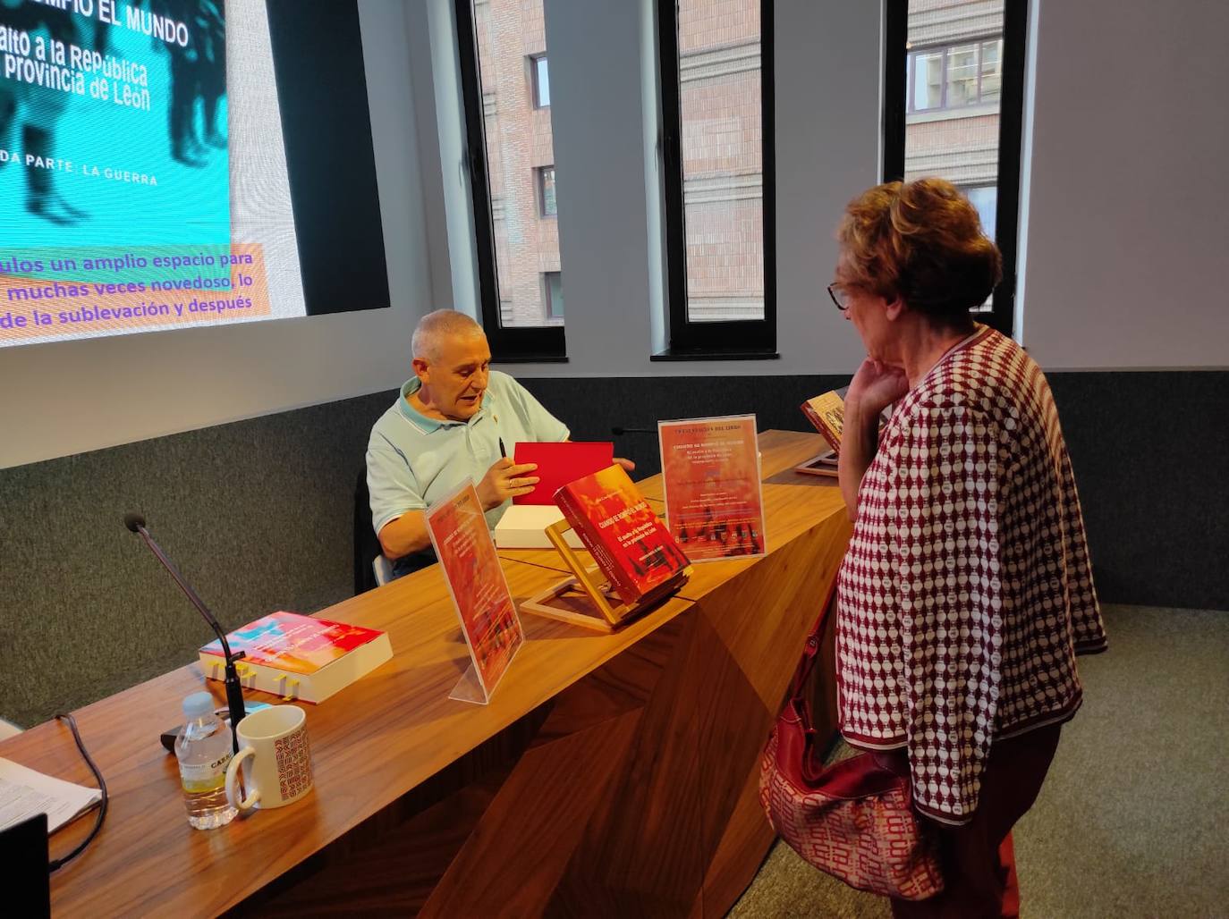 Una treintena de personas acudieron durante la tarde de este martes a la presentación de la obra de José Cabaás González en el Instituto Leonés de Cultura (ILC).