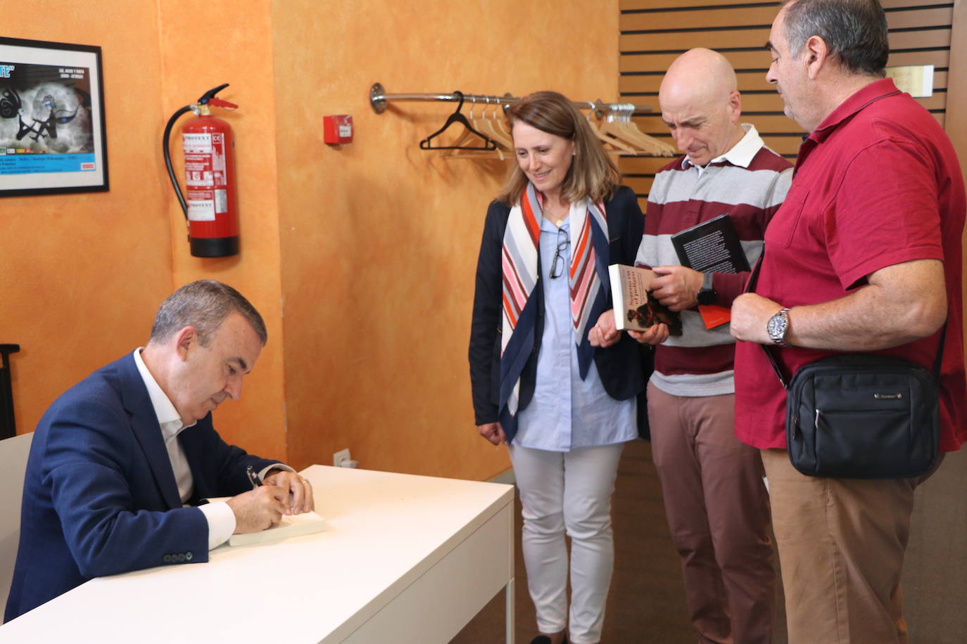 El escritor Lorenzo Silva y el Director de la película Andrés Koppel, además de personal de la Unidad Central Operativa (UCO) de la Guardia Civil durante la proyección de 'La Niebla y la Doncella' en el teatro San Francisco 