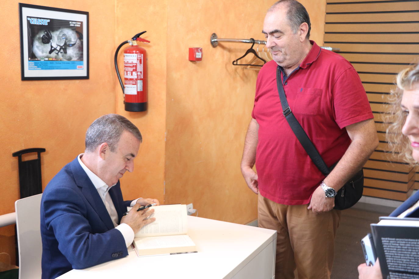 El escritor Lorenzo Silva y el Director de la película Andrés Koppel, además de personal de la Unidad Central Operativa (UCO) de la Guardia Civil durante la proyección de 'La Niebla y la Doncella' en el teatro San Francisco 