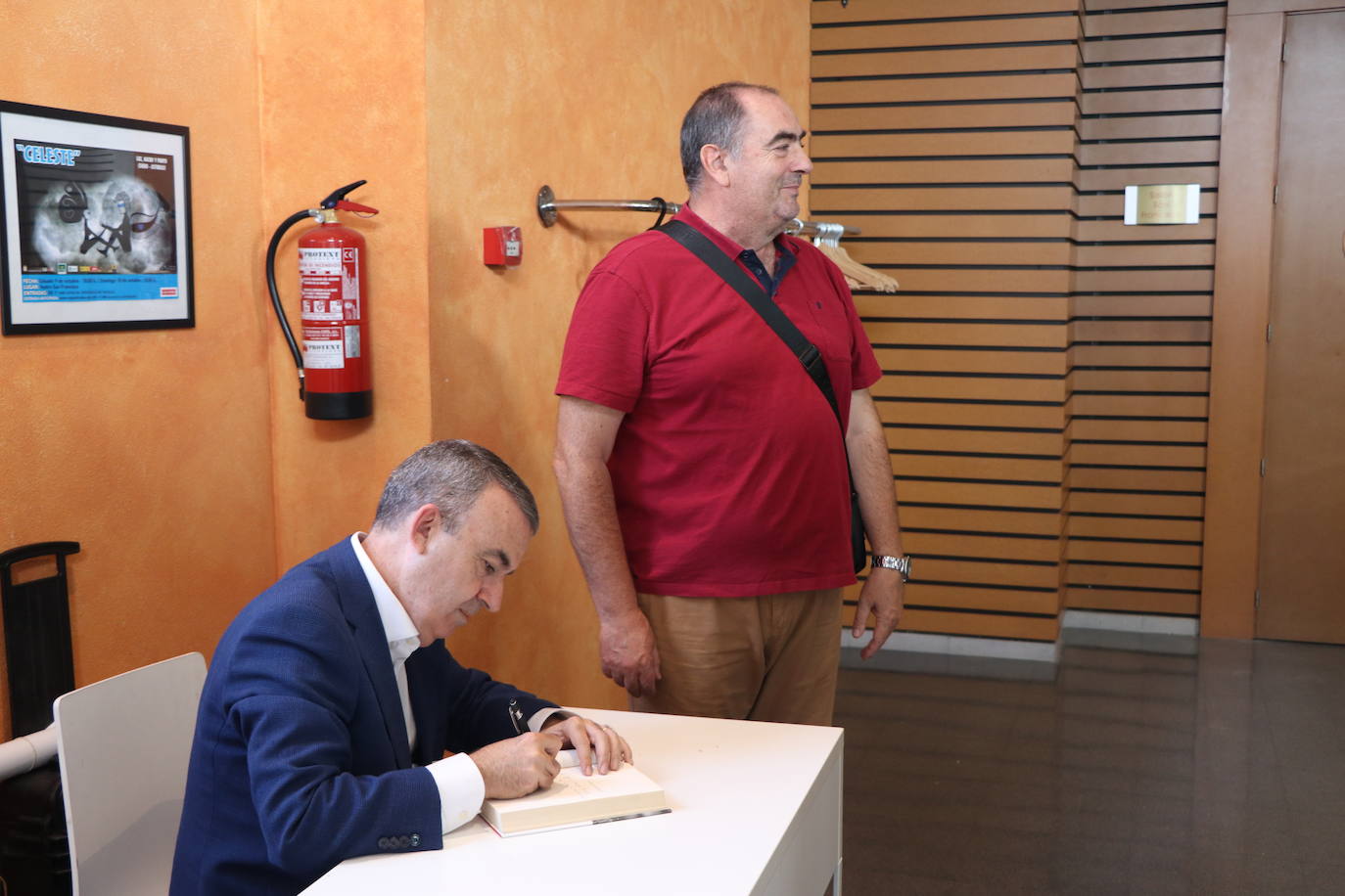 El escritor Lorenzo Silva y el Director de la película Andrés Koppel, además de personal de la Unidad Central Operativa (UCO) de la Guardia Civil durante la proyección de 'La Niebla y la Doncella' en el teatro San Francisco 