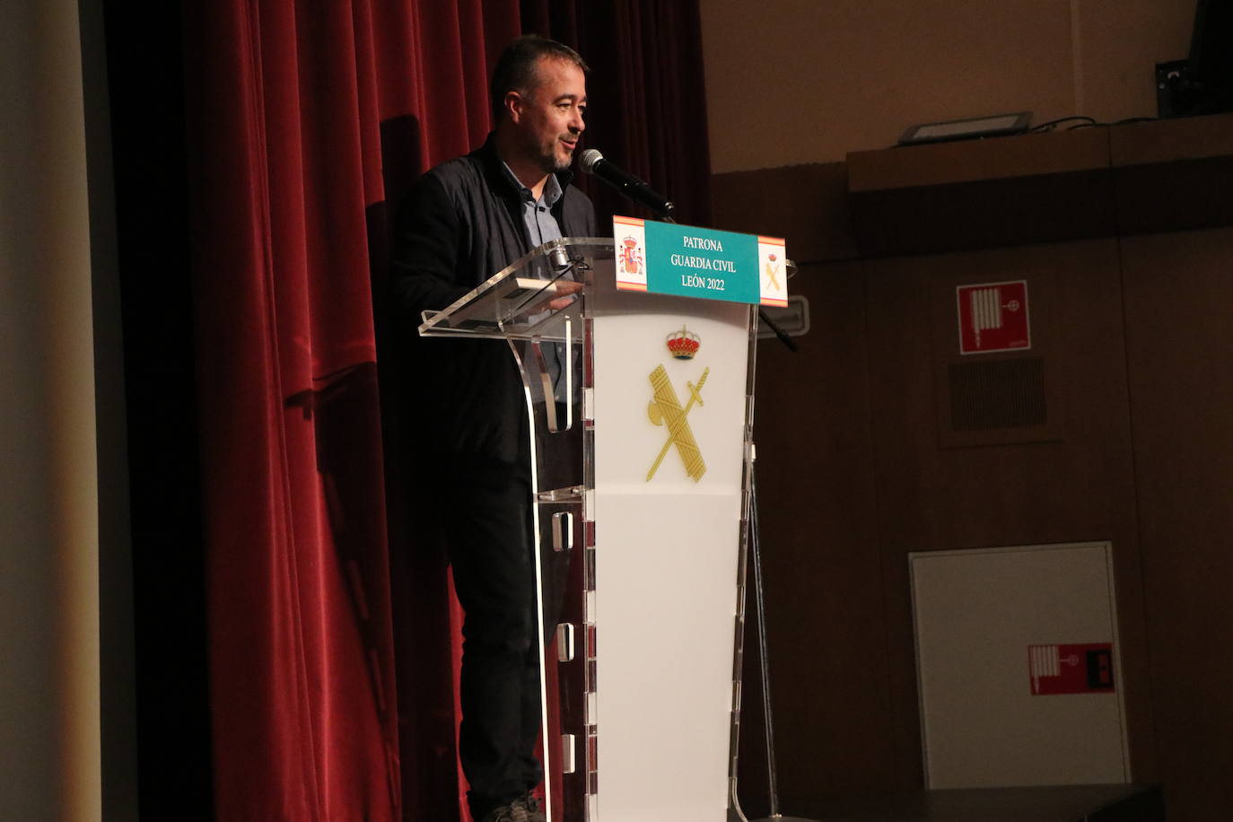 El escritor Lorenzo Silva y el Director de la película Andrés Koppel, además de personal de la Unidad Central Operativa (UCO) de la Guardia Civil durante la proyección de 'La Niebla y la Doncella' en el teatro San Francisco 