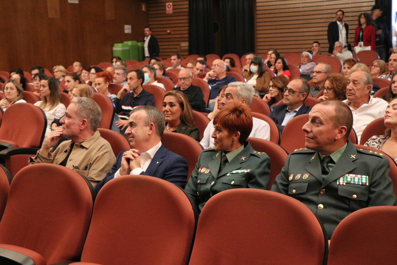 El escritor Lorenzo Silva y el Director de la película Andrés Koppel, además de personal de la Unidad Central Operativa (UCO) de la Guardia Civil durante la proyección de 'La Niebla y la Doncella' en el teatro San Francisco 