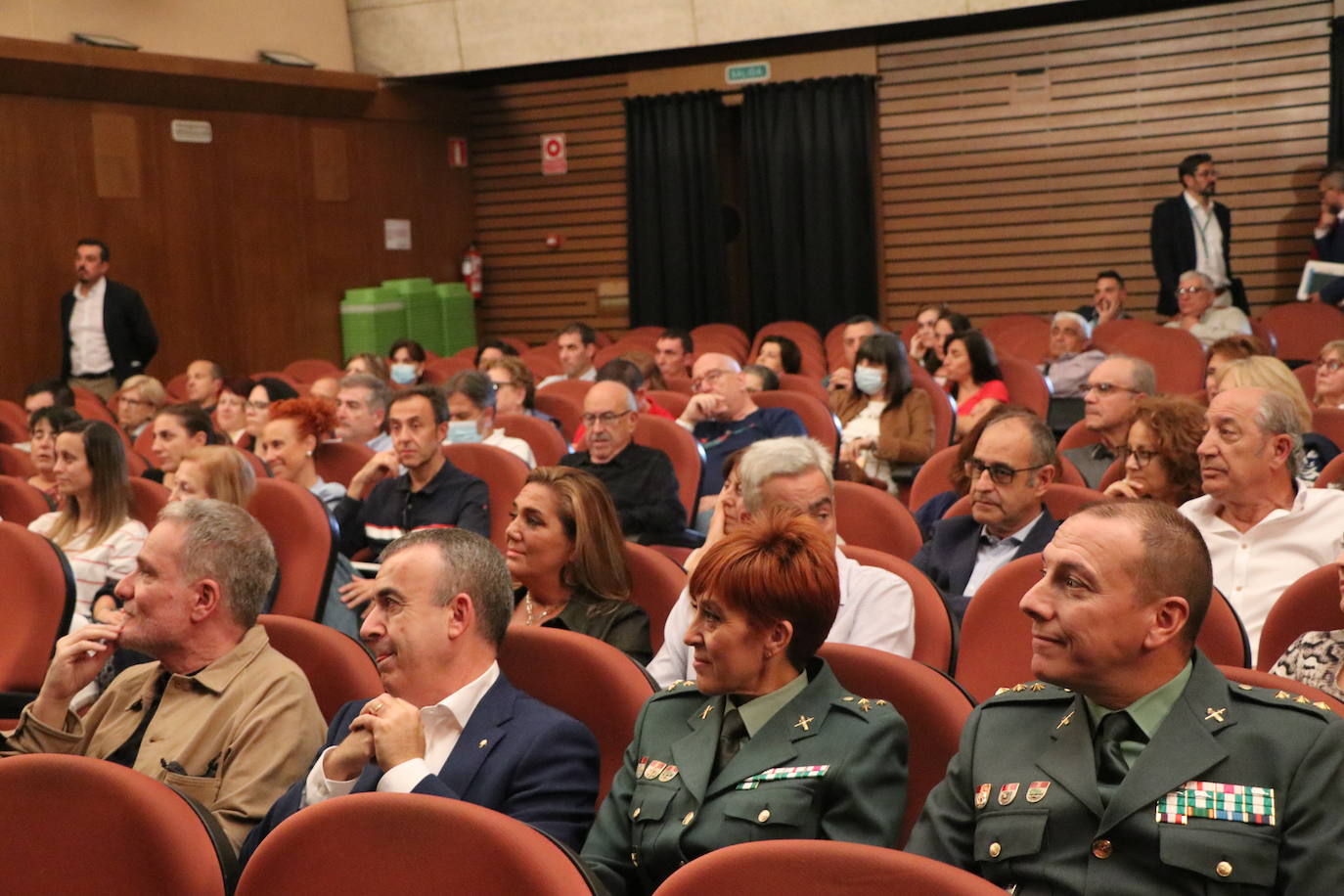 El escritor Lorenzo Silva y el Director de la película Andrés Koppel, además de personal de la Unidad Central Operativa (UCO) de la Guardia Civil durante la proyección de 'La Niebla y la Doncella' en el teatro San Francisco 